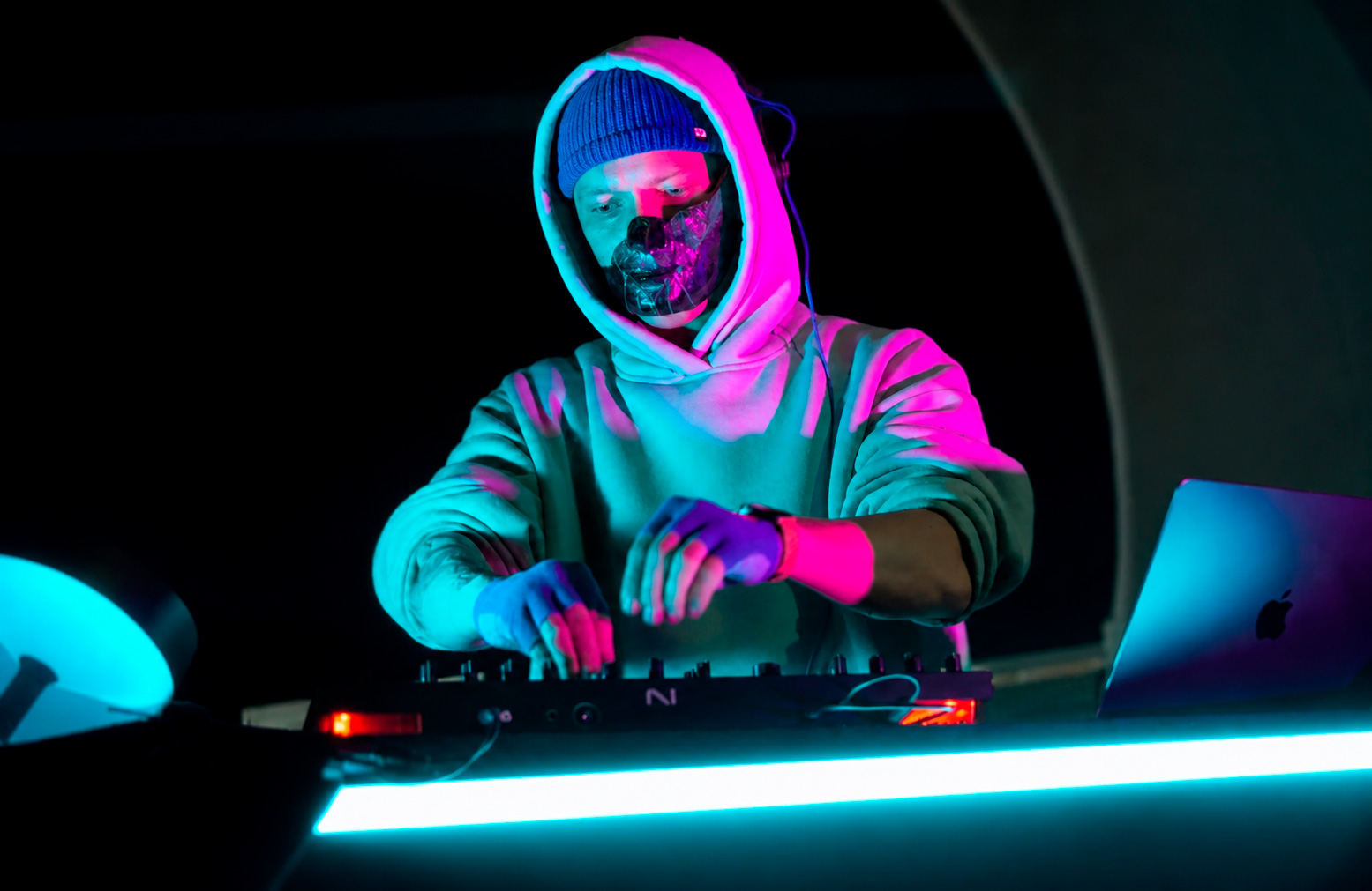 Marqiz performing with Alive Leaves
